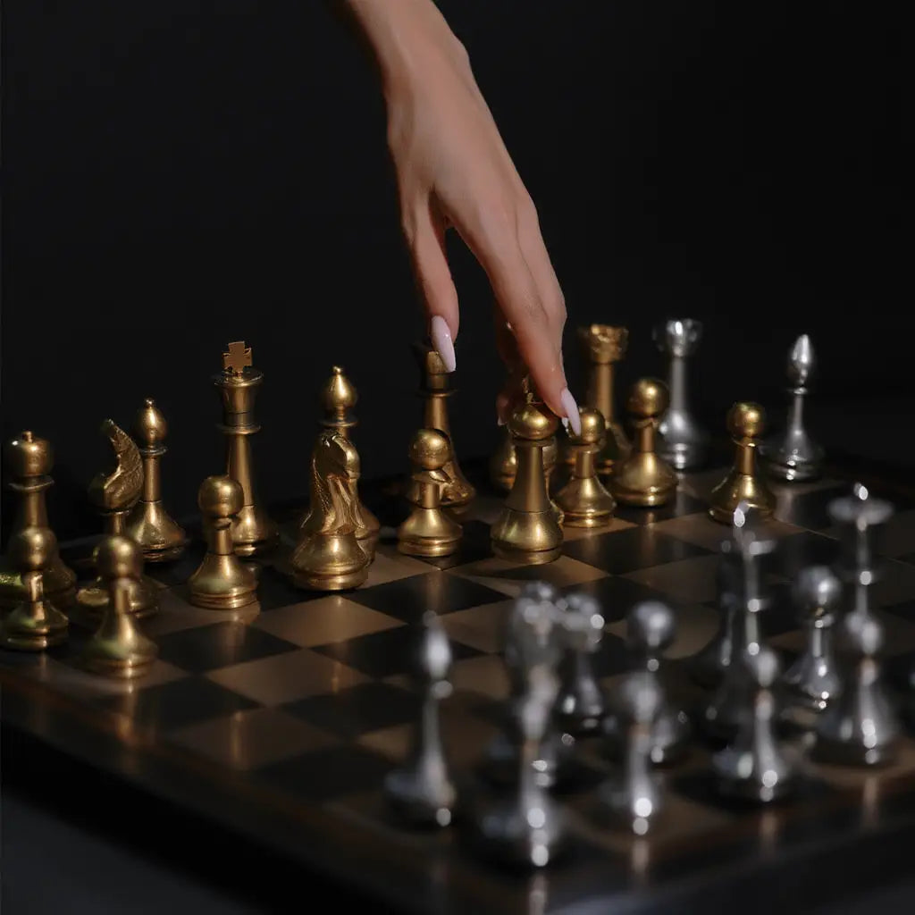 Ensemble d'Échecs en Métal Doré et Argenté avec Échiquier en Cuir Fait Main - 26,5 cm 2