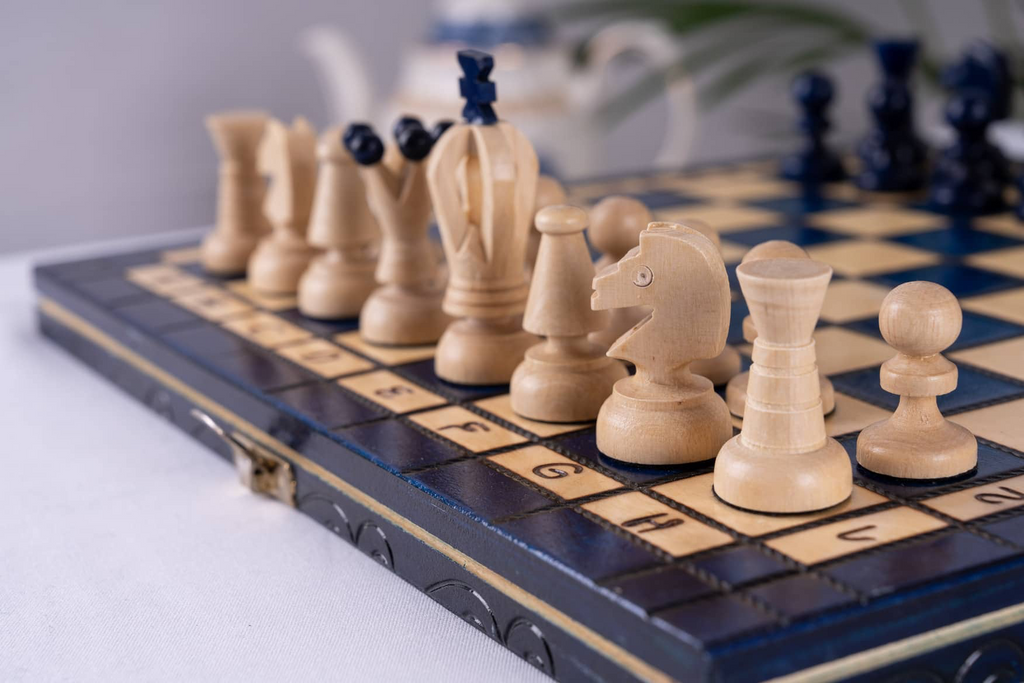 Échiquier en Bois de Charme | Ensemble d'Échecs Bleu Myrtille avec Finition Élégante