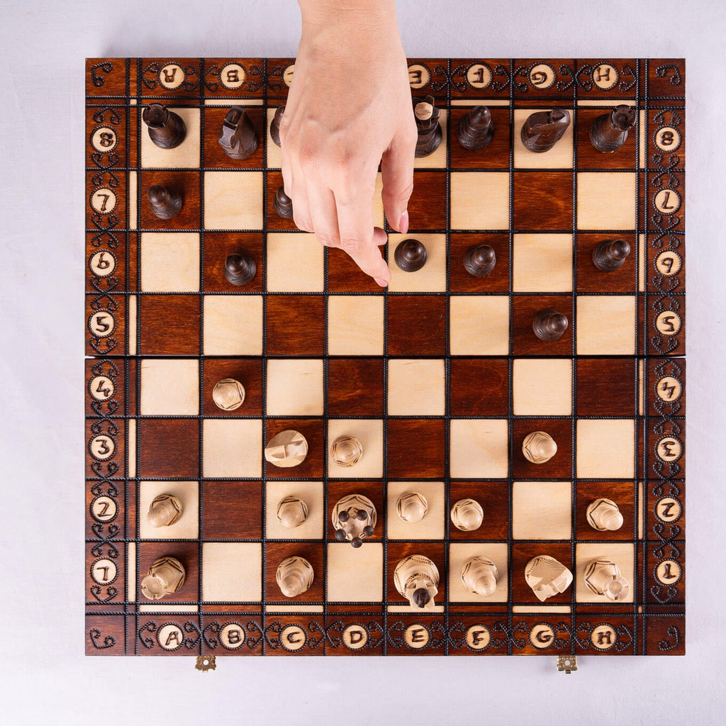 Échiquier en Sycomore avec Pièces Sculptées | Design Élégant pour Passionnés de Jeu