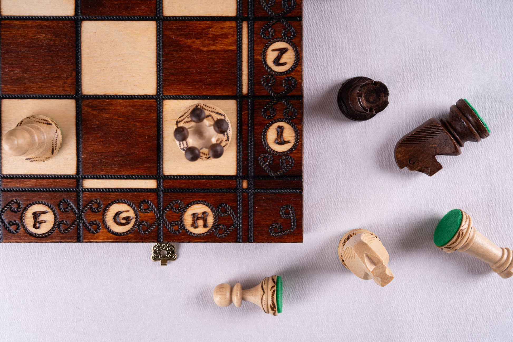 Échiquier en Bois Pliant avec Pièces Sculptées | Design Élégant pour Passionnés d'Échecs
