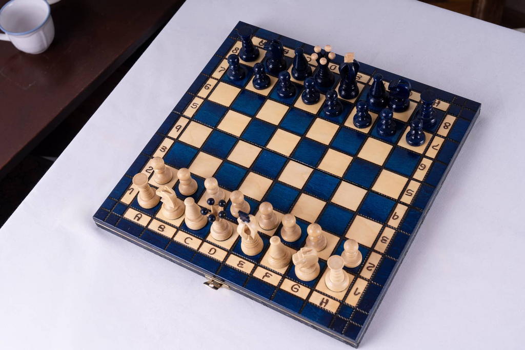 Échiquier en Bois de Charme | Ensemble d'Échecs Bleu Myrtille avec Finition Élégante