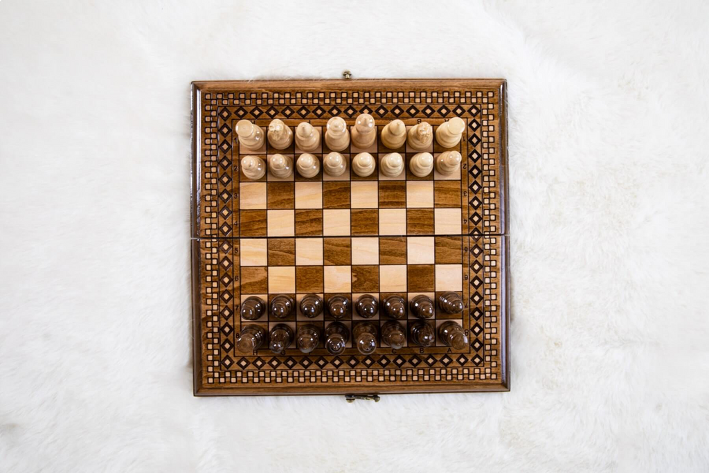 Échiquier en Bois de Hêtre et Noyer avec Pièces Sculptées | Élégant pour Passionnés d'Échecs