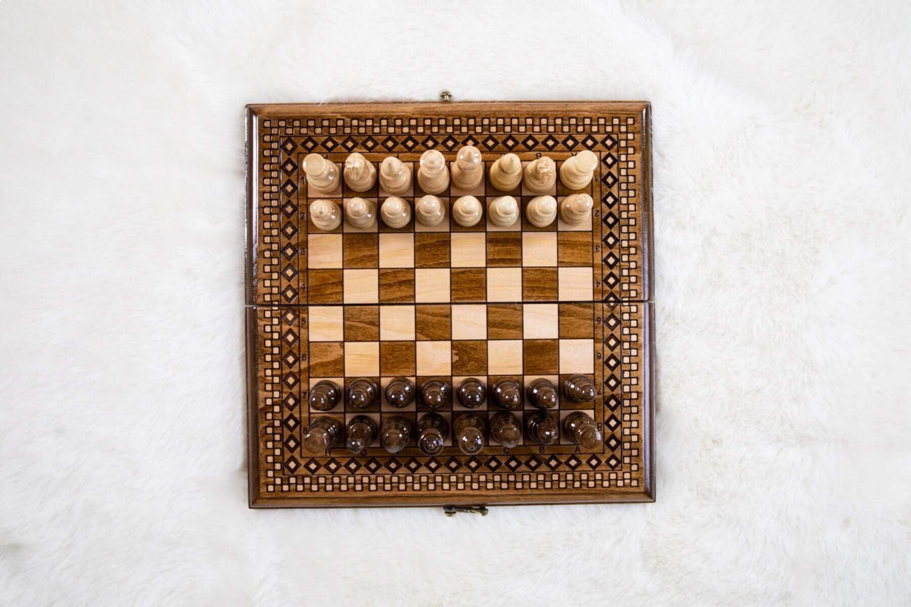 Échiquier en Bois de Hêtre et Noyer avec Pièces Sculptées | Élégant pour Passionnés d'Échecs