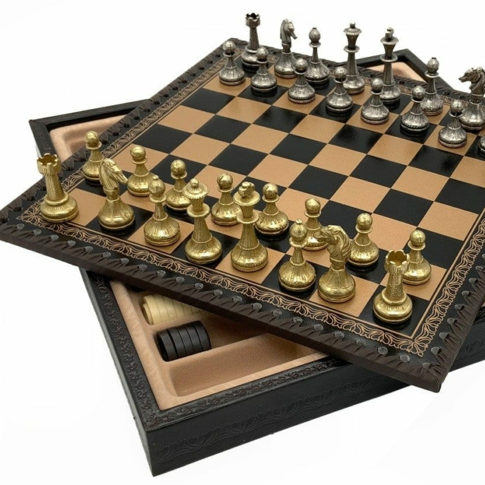 Ensemble d'Échecs en Métal Doré et Argenté avec Échiquier en Cuir