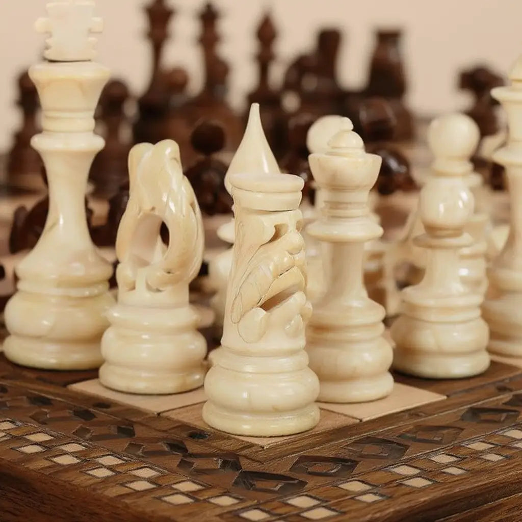 Échiquier en Bois de Hêtre et Noyer avec Pièces Sculptées | Artisanat Élégant pour Passionnés d'Échecs 4