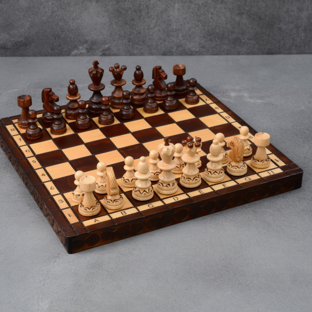 Échiquier Élégant en Bois avec Finition Mate | Design Pratique pour Passionnés d'Échecs